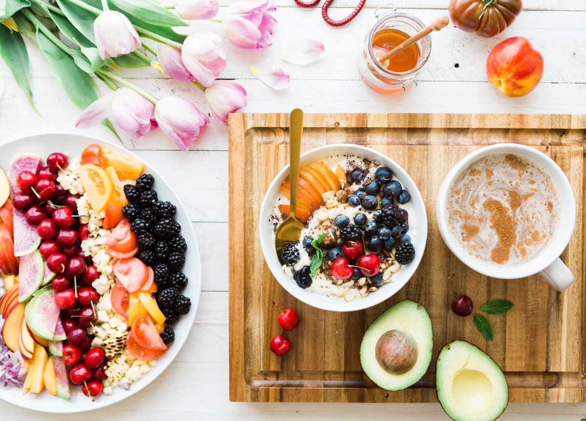 Plates and bowls with foods that are good for gut health
