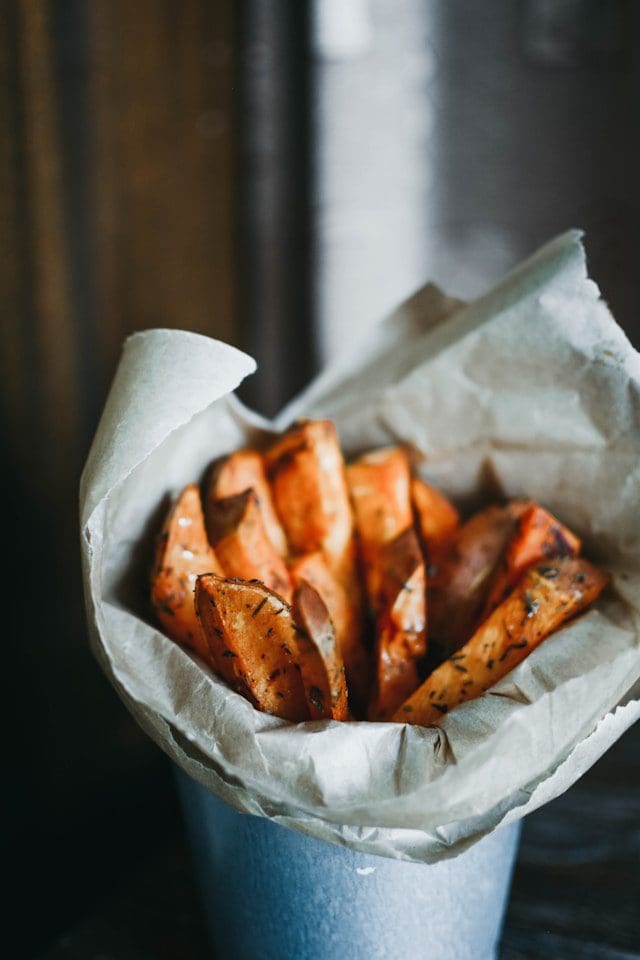 What's the prebiotics probiotics difference? Here we look at the prebiotics probiotics difference, and the benefit of prebiotics vs probiotics for health and wellbeing!